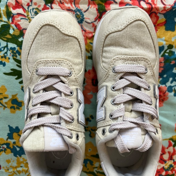 NEW BALANCE KIDS SNEAKERS SIZE 1 BEIGE CANVAS NEW - Picture 2 of 3